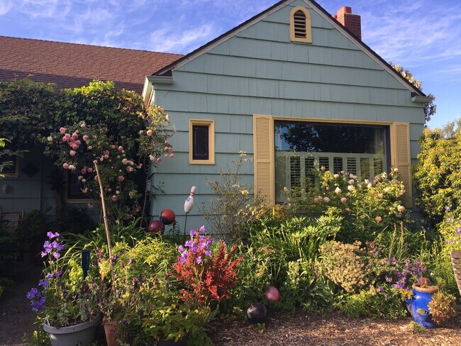 Frente de la casa, la entrada está a la vuelta de la parte trasera - 4402 SW Hill St