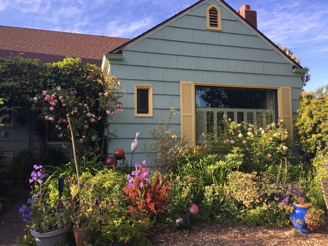 Front of house, entrance is around back - 4402 SW Hill St