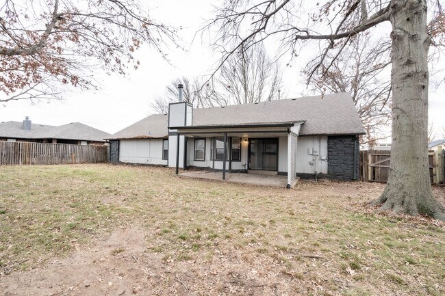Foto del edificio - Stunning 3 Bed 2 Bath In Quiet Neighborhood