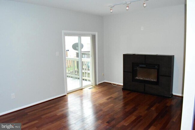 Building Photo - 8225 Londonderry Ct