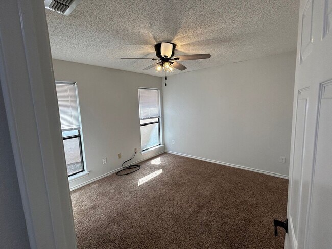 Building Photo - Fairway Oaks Garden Home