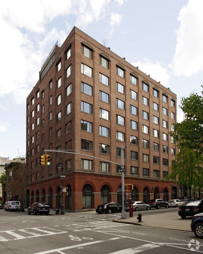 Foto del edificio - Village Landmark