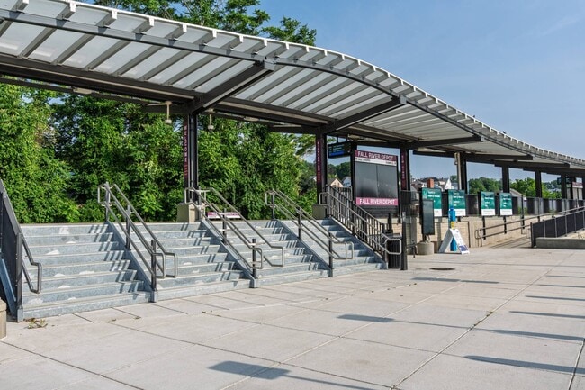 Tren de MBTA South Coast Rail en Fall River Depot - Slade Farm Residences