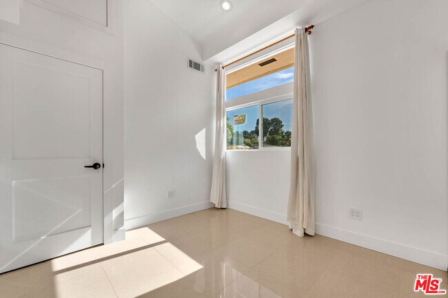 Foto del edificio - 5892 Fairhaven Ave