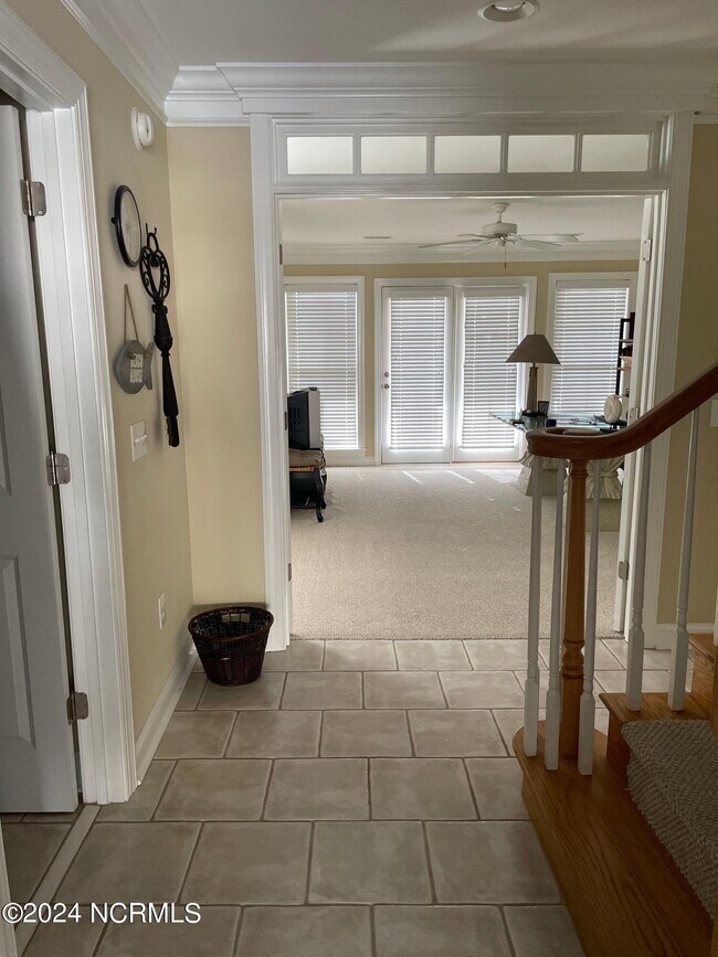 Foto del edificio - 489 River Bluff Dr