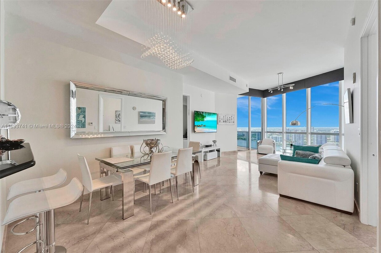 Foto principal - 18101 Collins Ave