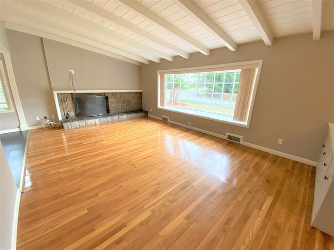 Building Photo - 14 Doncaster Cir