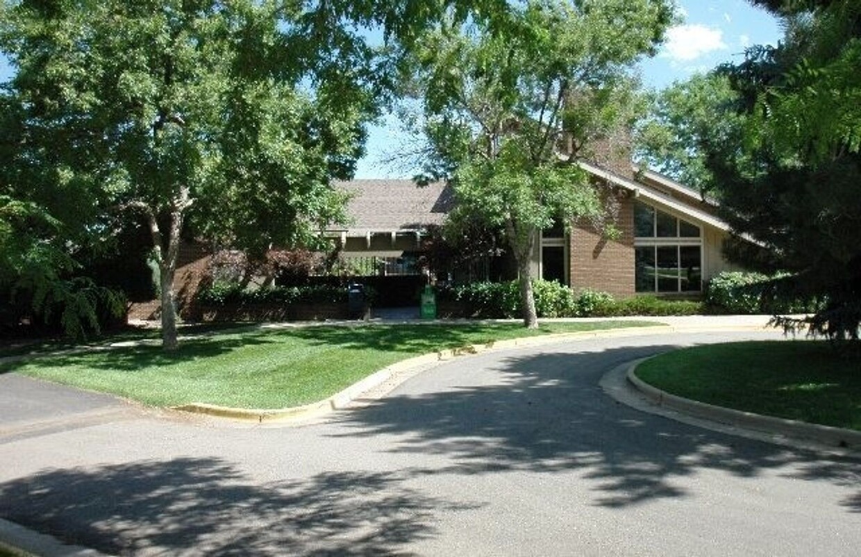 Foto principal - Two Bedroom Condo At Aspen Grove In North ...