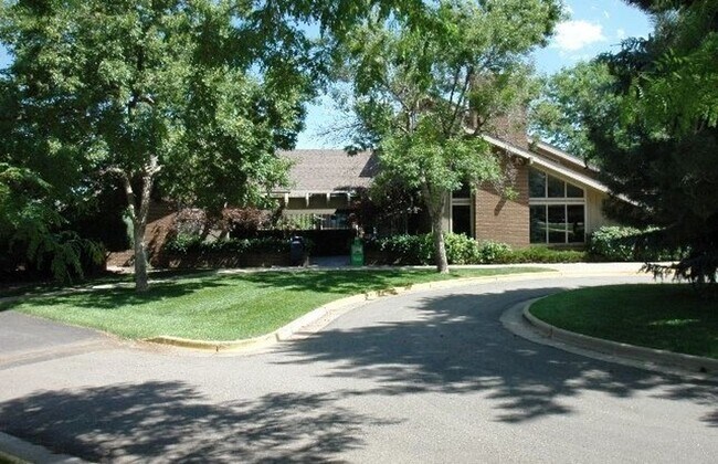 Foto del edificio - 2800 Kalmia Ave