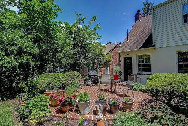 Building Photo - 3167 Westover Dr SE