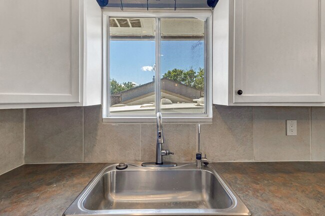 Foto del edificio - Spacious 4-Bed, 2-Bath
