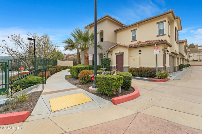 Foto del edificio - 453 Country Club Dr