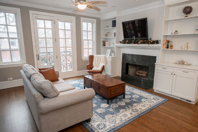 Photo - 3-Bed Urban Retreat with Fireplace & Granite Touches in Lincoln Park Apartment