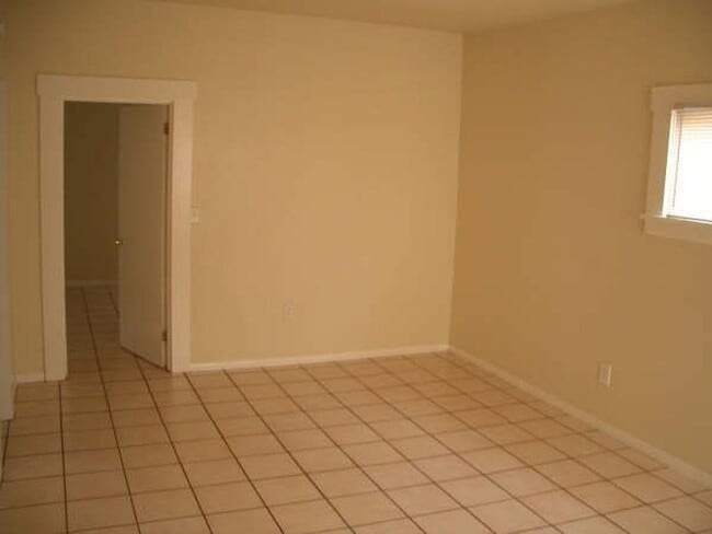 Building Photo - RARE STUDIO COTTAGE! Detached Cottage in B...