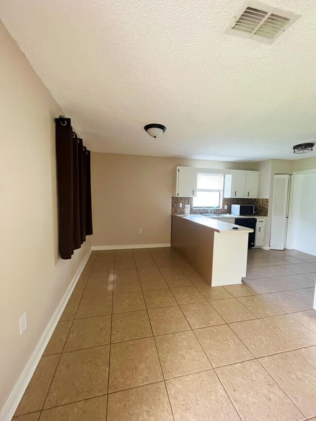 Building Photo - Beautiful 3 Bedroom 2 Bathroom Bungalow in...