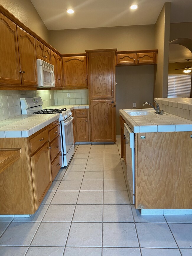 Kitchen - 1021 Golf Ave