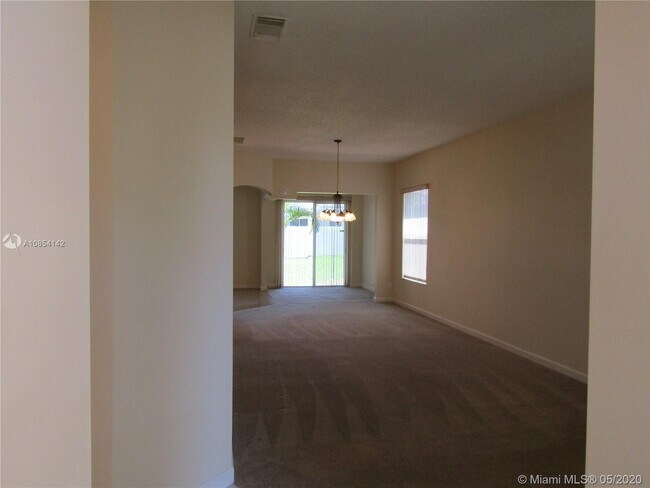 Building Photo - 827 SW Lake Charles Cir