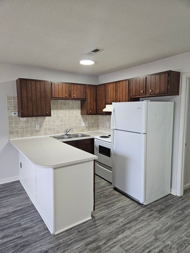 Building Photo - 1 BR 1 Bath at Green Valley Apartments