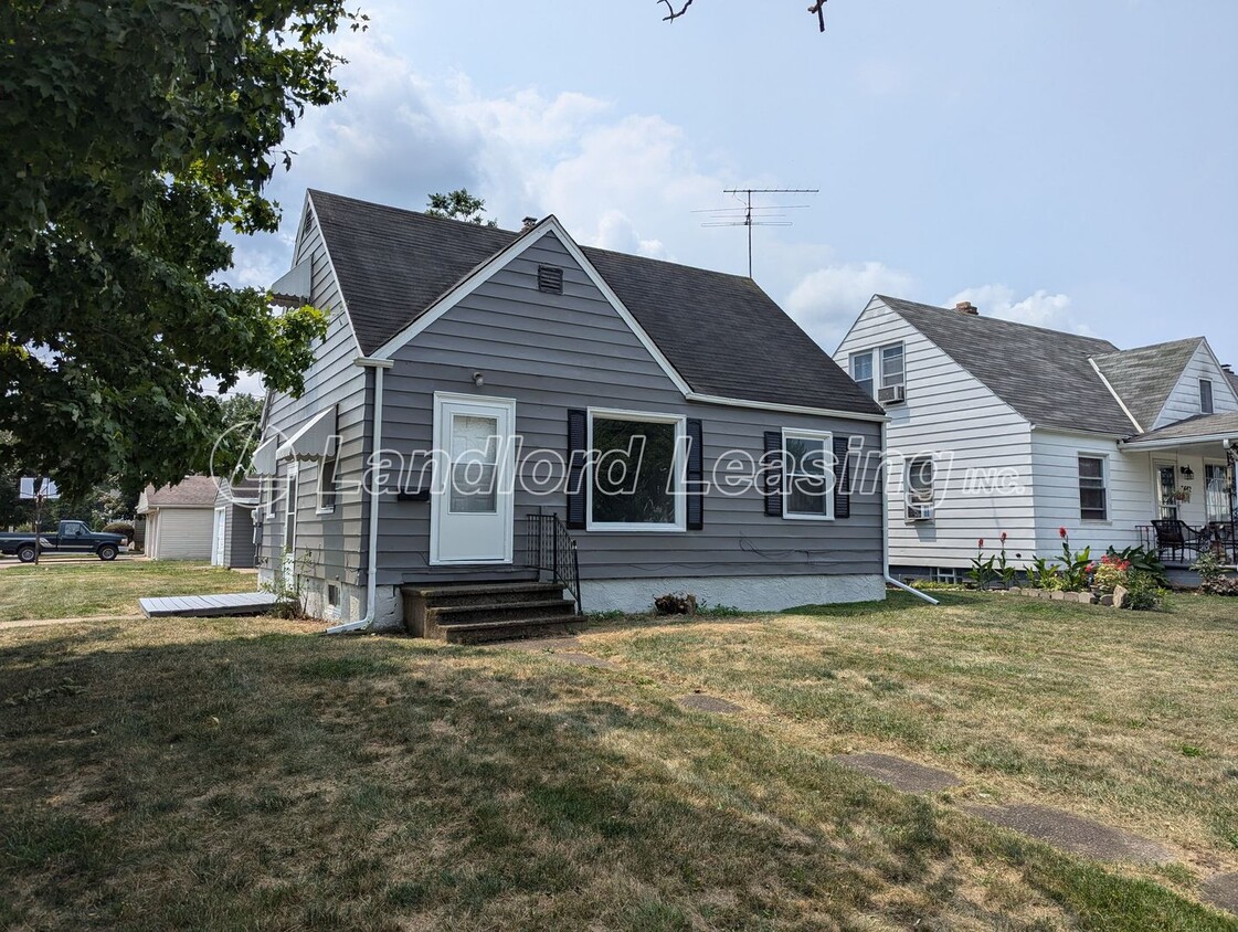 Primary Photo - Charming Cape Cod on a Corner Lot