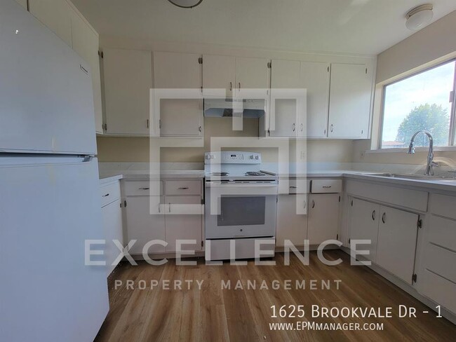 Building Photo - 1625 Brookvale Dr