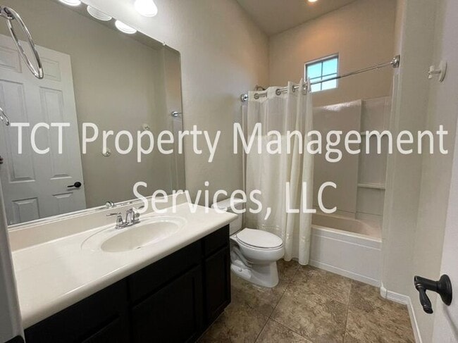 Building Photo - Stunning Home in Gated Community