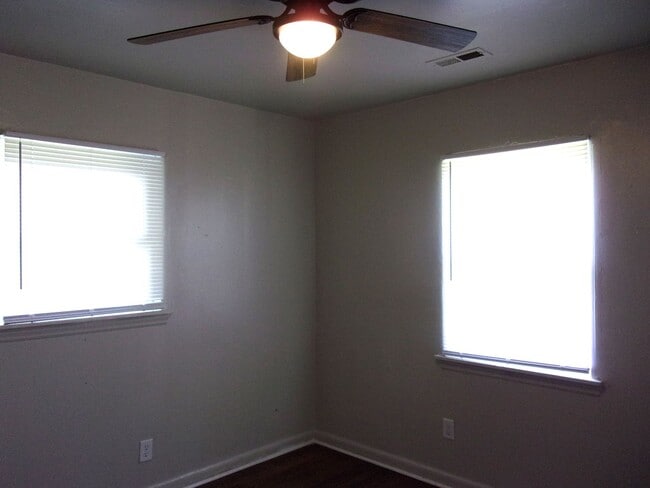 Building Photo - $1,000.00 off First Month's Rent - 2 Bedro...