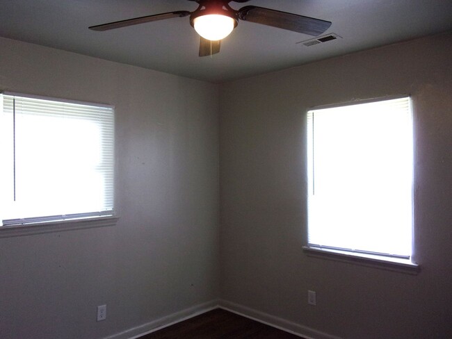 Building Photo - 2 Bedroom 1 Bath Home - Recently updated a...