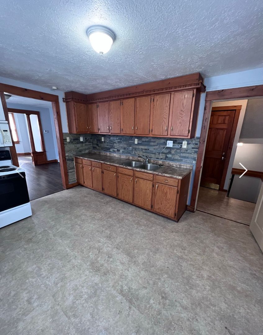 4007 E 54th St Newburgh Heights, OH 44105 – photo 2