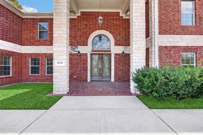 Foto del edificio - 8438 Darlington Dr