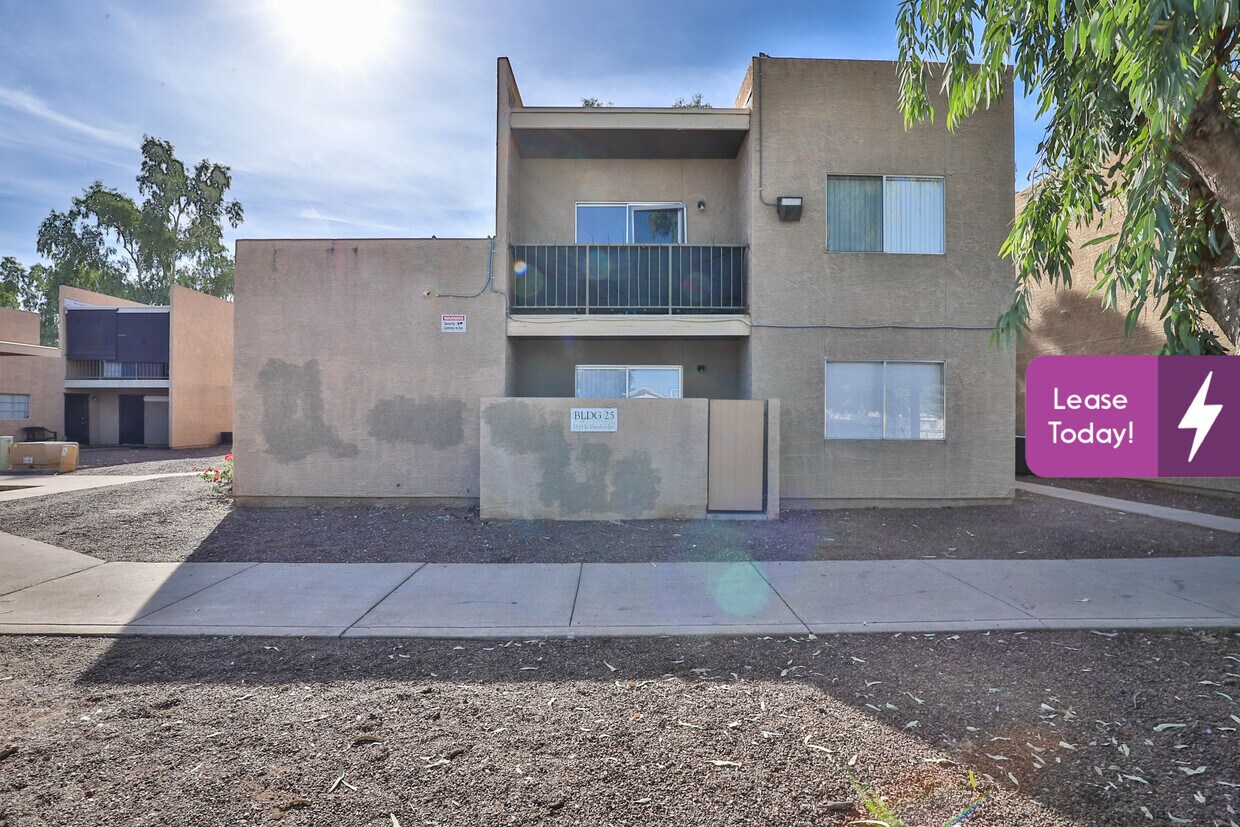 Primary Photo - 2813 E Paradise Ln