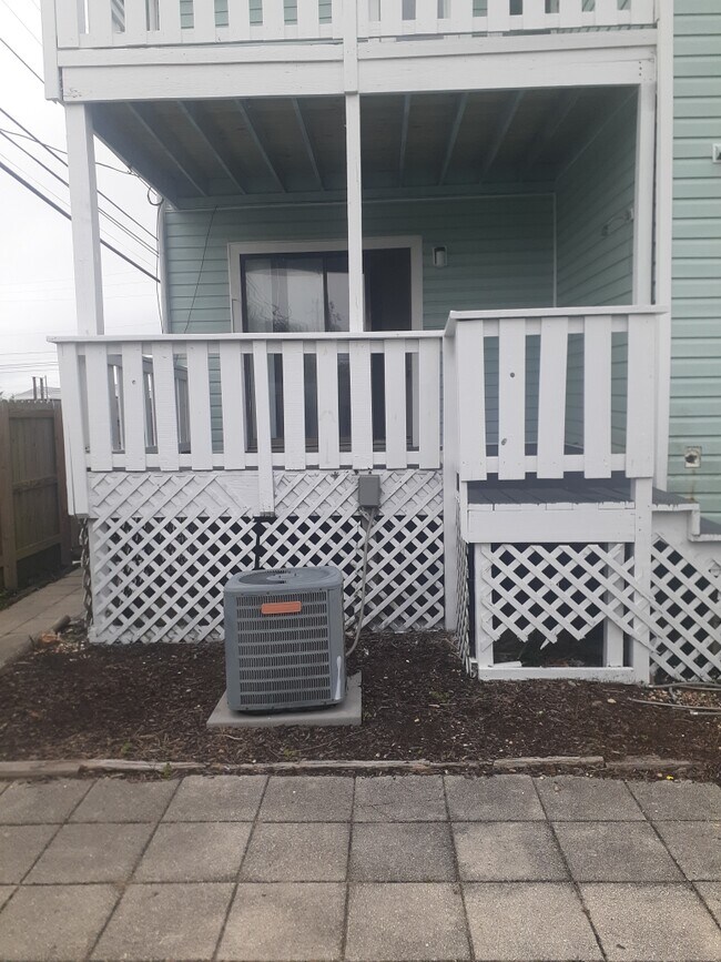 Building Photo - 5516 Beach Dr