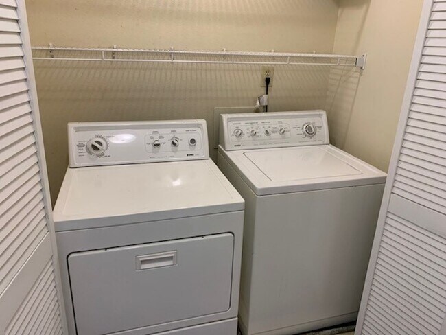 Foto del edificio - Welcome to Hunter Creek Condos! Light and ...