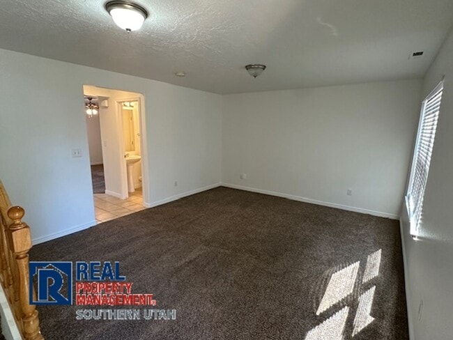 Foto del edificio - Hidden Valley Townhome