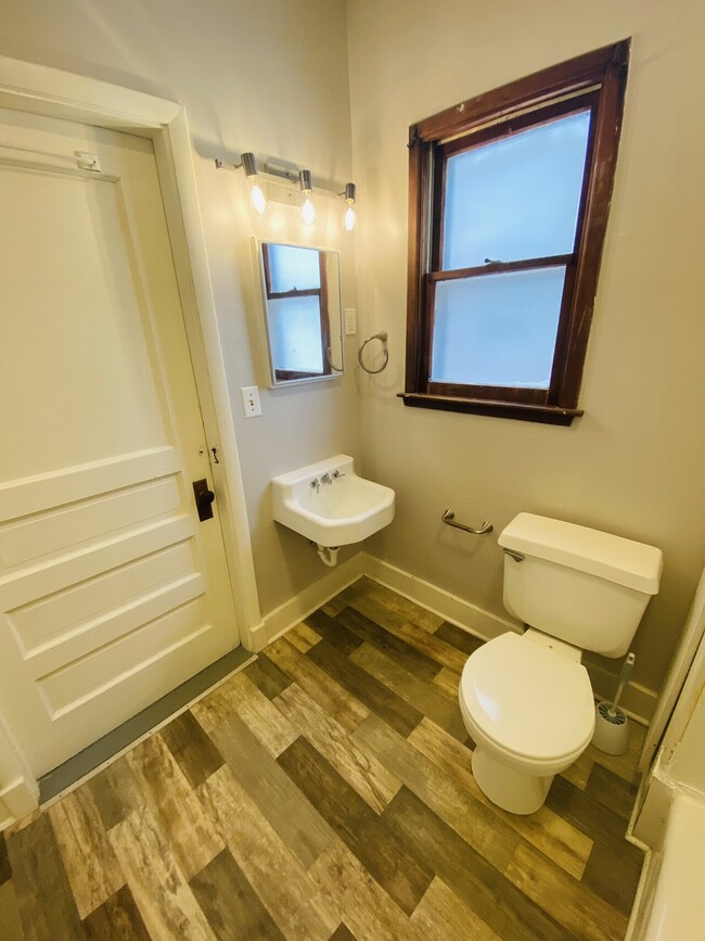 Building Photo - 214