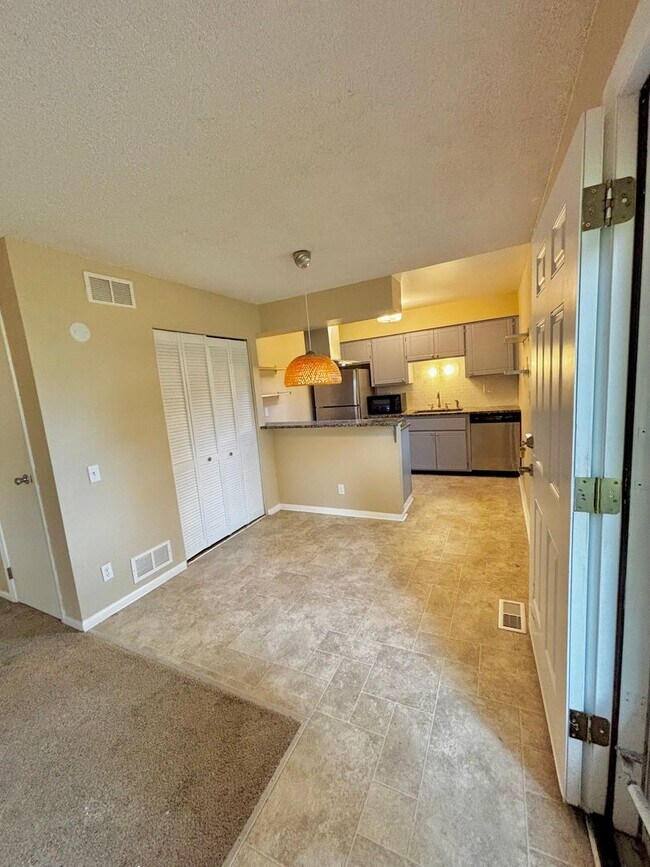 Building Photo - Beautifully Updated 2-Bedroom Townhome in ...