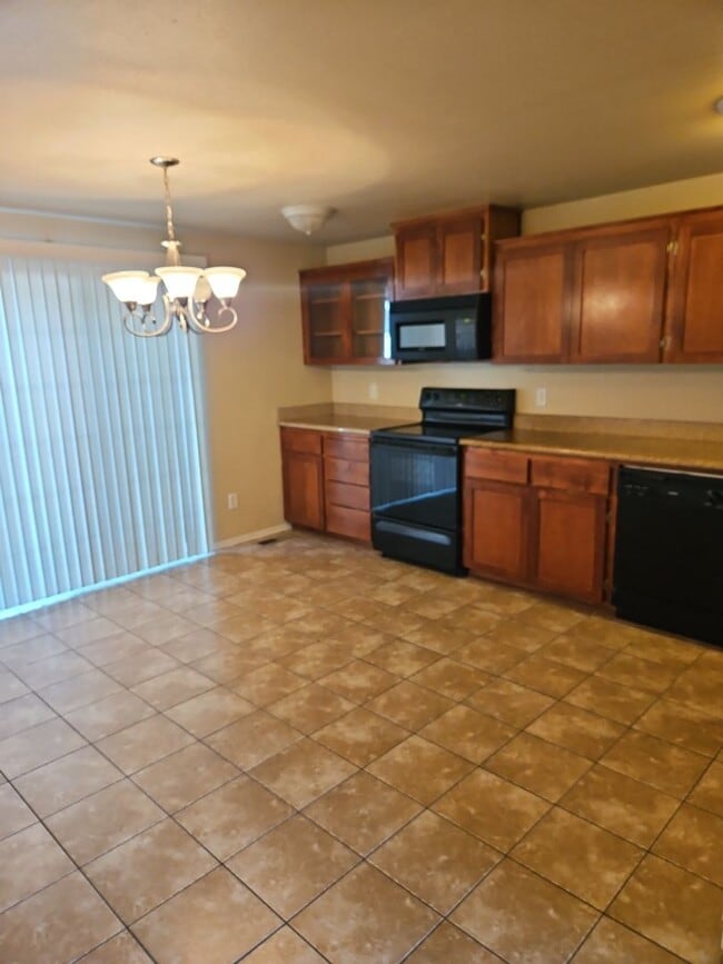 Building Photo - 3 Bedroom 2 Bath