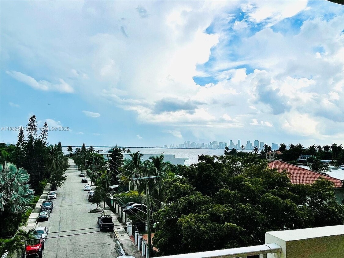 Foto principal - 1455 N Treasure Dr