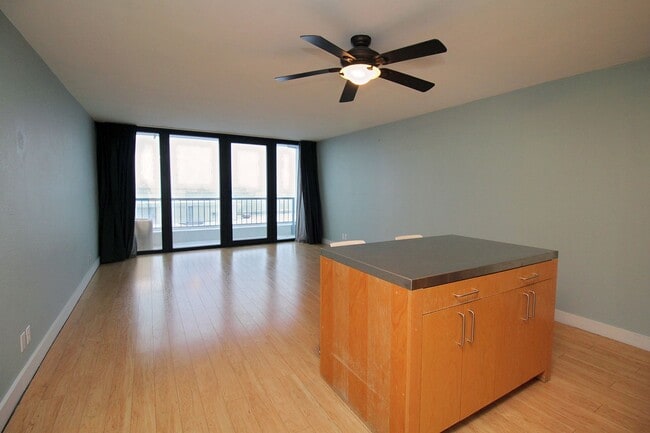 Building Photo - VIEW VIEW VIEW! Spacious Downtown 1 Bed Co...