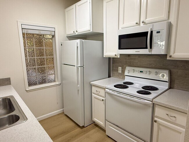 Foto del edificio - 2255 Showers Dr