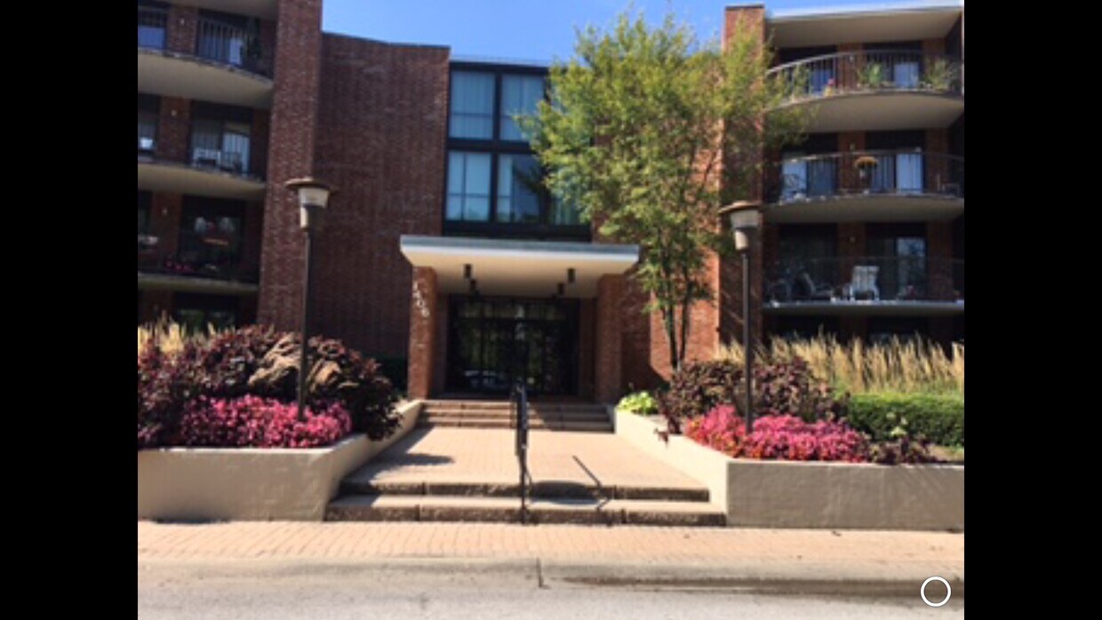 1405 Central E Rd, Arlington Heights, IL 60005 Condo for Rent in