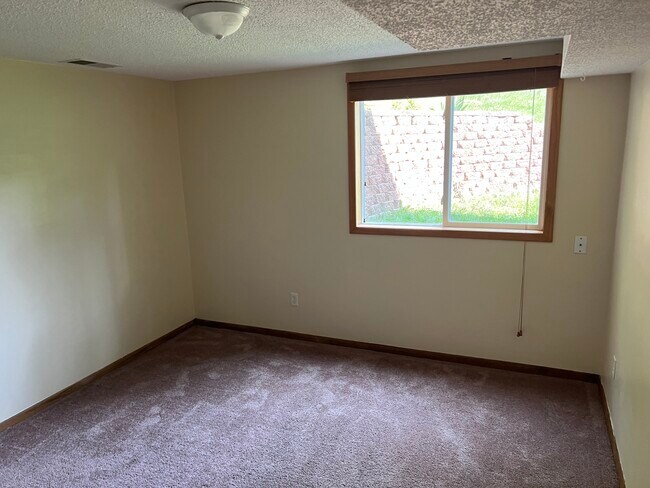 Building Photo - 8653 Woodlawn Dr