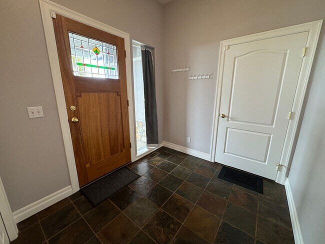 Foto del edificio - Amazing Bay View 3 bed/3 bath in Coos Bay