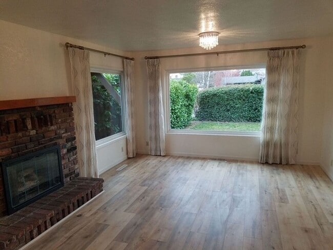 Building Photo - For Rent – Spacious 4 Bedroom Home with Fi...