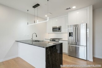 Building Photo - 194 Sumner St