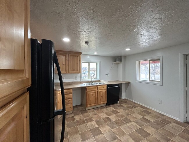 Building Photo - 2 Bedroom 1 Bathroom Apartment Salem Utah!