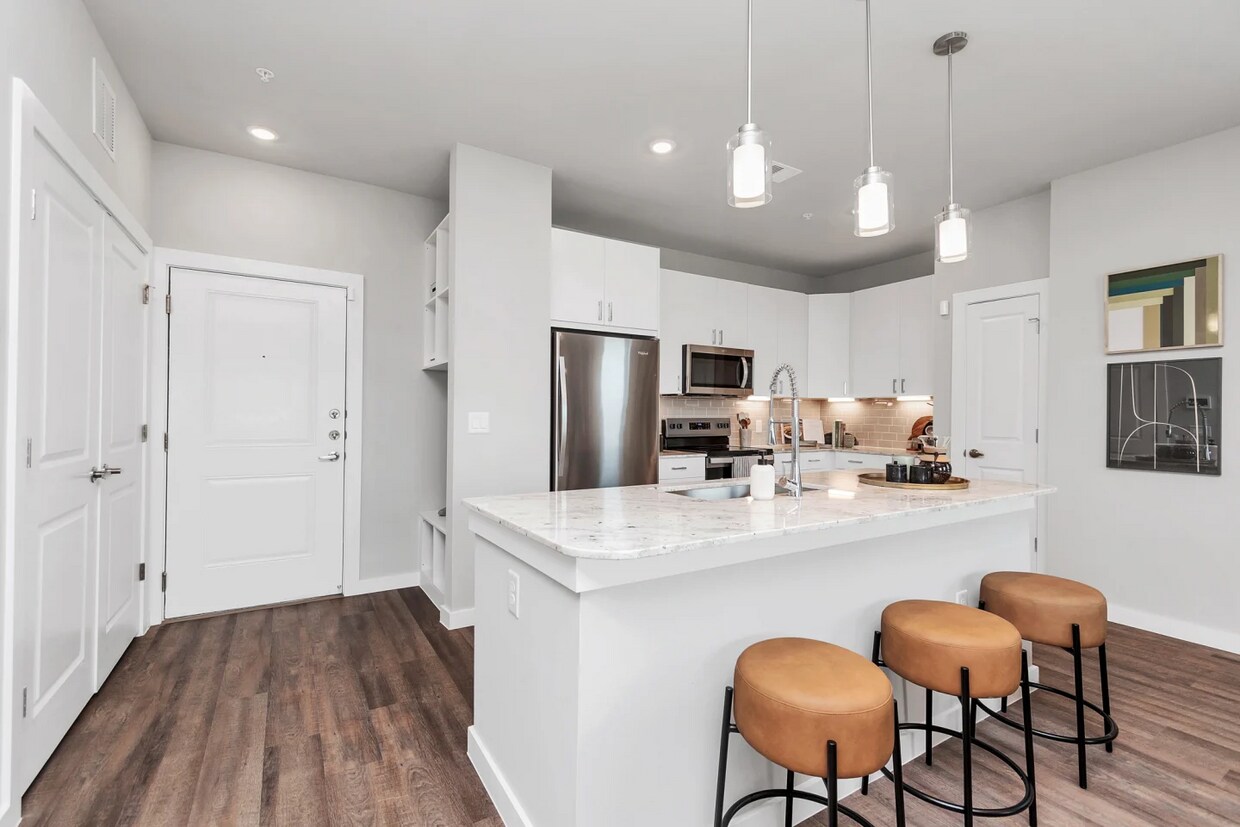 Foto principal - 2 Bed for $1,845 + 2 Months Free & $500 Lo...