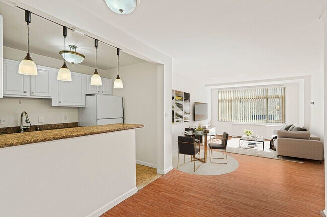 ¡Unidad bañada por el sol! - 2401 H St NW