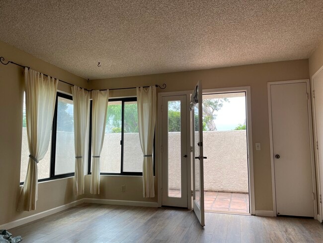 Light, bright living room - 4800 Sawyer Ave