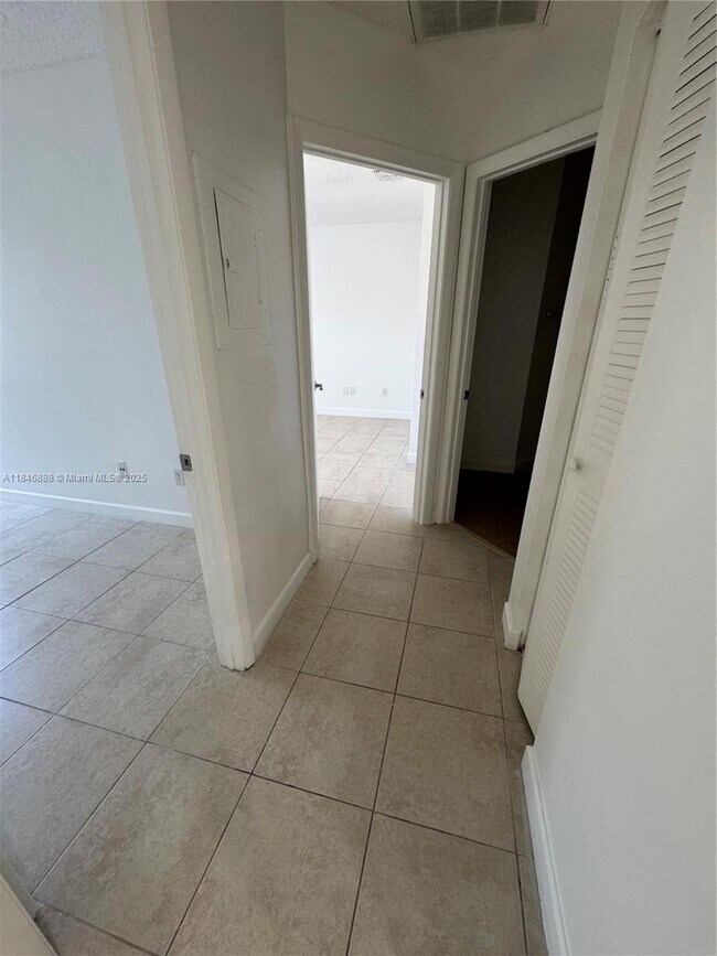 Foto del edificio - 18346 NW 68th Ave