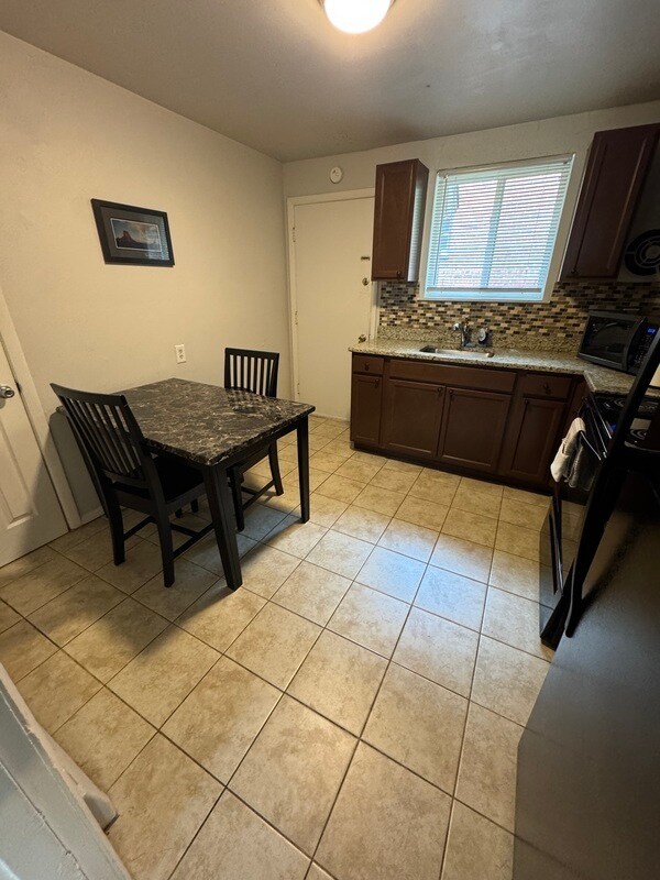Foto del edificio - 3212 Ellwood Ave